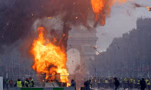 'Kinh đô ánh sáng' Paris của Pháp như vùng chiến sự vì biểu tình