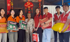 J&T Express cùng Trường Đại học FPT mang 'Xuân Yêu Thương' đến người yếu thế tại Cần Thơ
