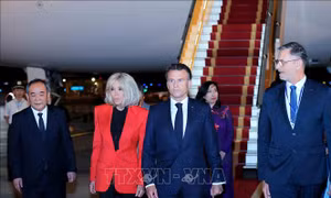 Chia sẻ đầu tiên của Tổng thống Pháp Emmanuel Macron khi tới Hà Nội