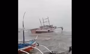 Video siêu bão Ragasa 'quần thảo' dữ dội ở tỉnh ven biển của Philippines