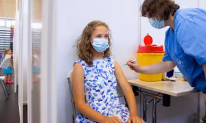 Các nước châu Âu tiêm vaccine COVID-19 cho thanh thiếu niên như thế nào