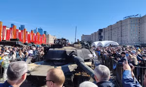 Video 'rừng người' xem phương tiện chiến đấu bị Nga tịch thu ở chiến trường Ukraine
