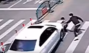 Video người cha nhanh trí cứu con trai trong tích tắc