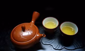 Nhấp ngụm trà xuân…