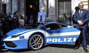 Cảnh sát Italy dùng siêu xe Lamborghini vận chuyển 'món quà Giáng sinh tuyệt đẹp nhất'