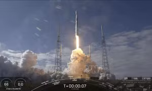 SpaceX phóng 20 vệ tinh Starlink lên vũ trụ