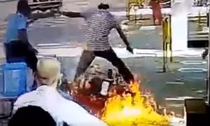 Xe máy bốc cháy ngùn ngụt khi phun khử trùng tại Ấn Độ