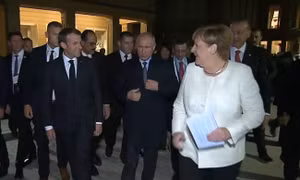 Thủ tướng Đức quan tâm đặc biệt đến áo khoác của Tổng thống Nga Putin