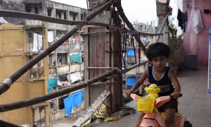 Tập thể đổ nát, nhiều người Ấn Độ chấp nhận rủi ro để có nơi ở tại thành phố
