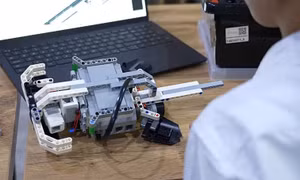 Uzbekistan ‘gieo mầm’ nhân lực ngành robot từ trên ghế nhà trường