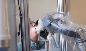 Cánh tay robot xét nghiệm COVID-19 tại Trung Quốc