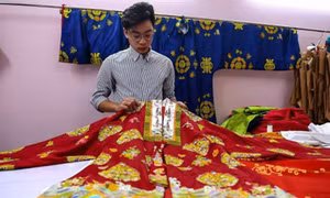 Hãng AFP đưa tin về nhà thiết kế trẻ đam mê cổ phục Việt Nam