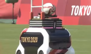 Robot giao bóng tại Olympic Tokyo thu hút sự quan tâm của khán giả