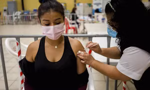 Nơi quá nửa dân số chưa tiêm phòng COVID-19 nhưng có hàng triệu liều vaccine hết hạn