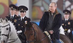 Mừng ngày 8/3, Tổng thống Putin cưỡi ngựa bên các nữ cảnh sát xinh đẹp