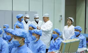 Chủ tịch Triều Tiên thị sát cơ sở lắp ráp vệ tinh do thám quân sự