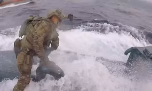 Video thành viên Lực lượng Tuần duyên Mỹ nhảy lên tàu ngầm bắt ma túy