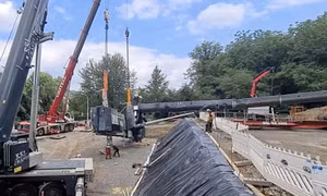 Công nhân thoát chết khi thiết bị nặng 68 tấn rơi trên đầu