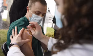 FDA Mỹ sẵn sàng linh hoạt trong cấp phép vaccine để ứng phó với biến thể mới