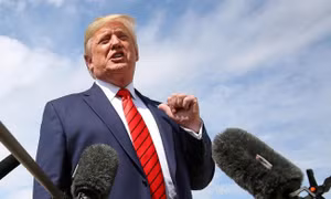 Tổng thống Trump gặp rắc rối tương tự bà Hillary Clinton