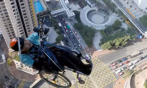 Nghị lực của người đàn ông ngồi xe lăn leo 250m nhà cao tầng