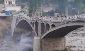 Video lũ quét cuốn phăng cây cầu lớn tại Pakistan