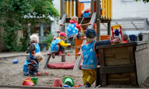 Trẻ mẫu giáo mang lựu đạn thật đến trường