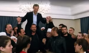 Hân hoan mừng giải phóng, người dân cõng Tổng thống Syria trên vai