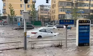 Nhiều con đường ở Bắc Kinh biến thành 'sông' do mưa lớn sau bão Doksuri