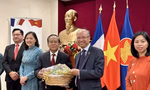 Đại sứ Lào tại Pháp chúc mừng 79 năm Ngày Quốc khánh Việt Nam