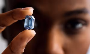 Cận cảnh viên kim cương xanh hơn 15 carat được rao giá 48 triệu USD