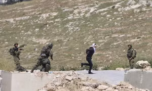 Binh sĩ Israel bắn thiếu niên Palestine bị trói tay, bịt mắt