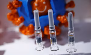 Chuyên gia đánh giá phản ứng phụ từ vaccine COVID-19 không đáng lo ngại