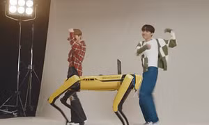Robot Mỹ nhảy điêu luyện theo bài hát của BTS