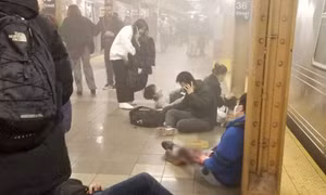 Nhiều người trúng đạn tại nhà ga tàu điện ngầm New York (Mỹ), phát hiện thiết bị nổ