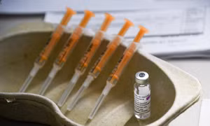 Tiêm vaccine giúp giảm nguy cơ đông máu ở người mắc COVID-19 
