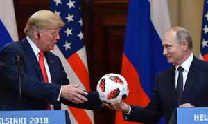 Được tặng bóng, Tổng thống Trump đáp lễ người đồng cấp Putin cái gì?