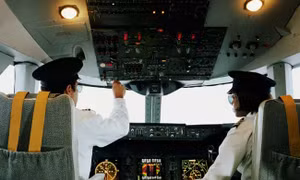 Hành khách vào thẳng buồng lái máy bay để… sạc điện thoại