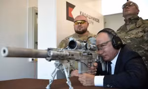 Tổng thống Putin khen vaccine COVID-19 của Nga đáng tin cậy như AK-47