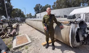 Israel trục vớt mảnh vỡ tên lửa Iran từ Biển Chết