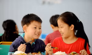 Quy định '10 phải - 10 không' siết chặt an toàn thực phẩm trường học ở Trung Quốc