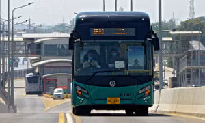 Xe buýt nhanh BRT giúp phụ nữ Pakistan đổi đời
