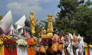 Hàng nghìn người tham gia lễ rước Kirab Waisak tại đền Borobudur
