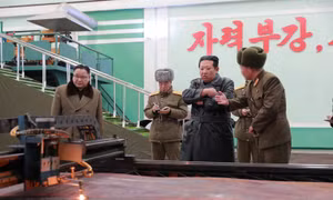 Chủ tịch Kim Jong-un đến thăm nhà máy vũ khí sau khi Triều Tiên thử tên lửa