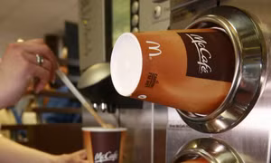 McDonald bán nhầm nước rửa cốc thành cà phê sữa cho thai phụ