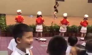 Phụ huynh hốt hoảng vì trường mẫu giáo thuê vũ công múa cột ngày khai giảng