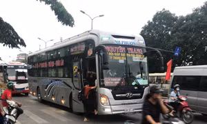 Ô tô 'hồn nhiên' đón khách dọc đường, giao thông Hà Nội 'ngộp thở'