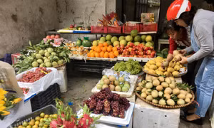 Hoa tươi cúng Rằm tháng Giêng tăng giá, các mặt hàng khác ít biến động