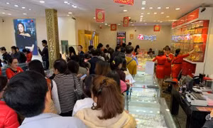 Tan làm cuối ngày vía Thần tài, tiệm vàng toàn dân công sở