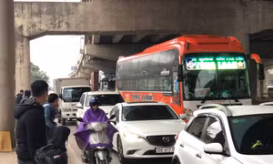 Tránh bến xe quá tải, người dân 'hồn nhiên' bắt xe về quê bên vệ đường cao tốc